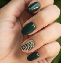 green-manicure-art-close-up-photo-704815