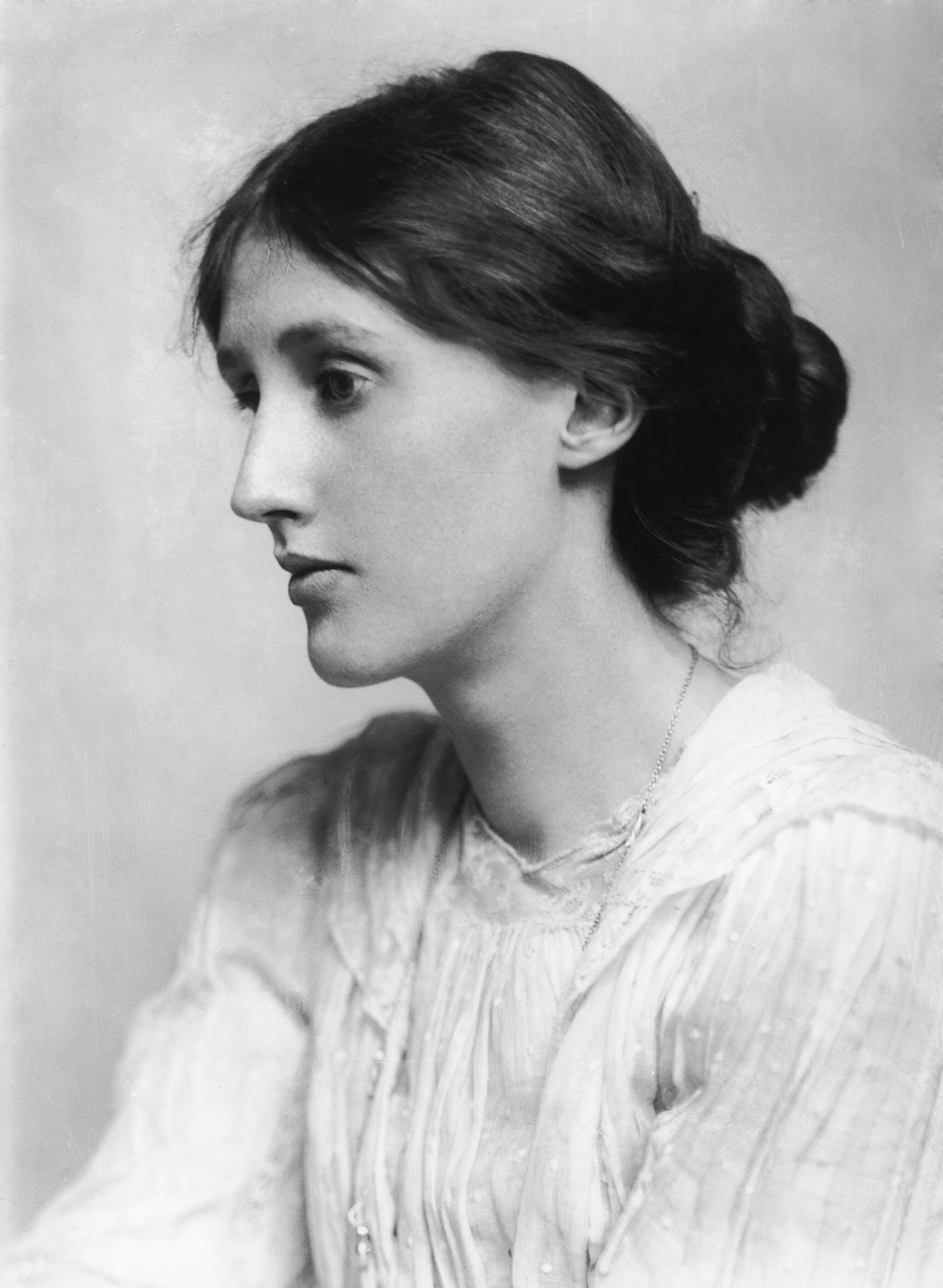 2048px-George-Charles-Beresford---Virginia-Woolf-in-1902