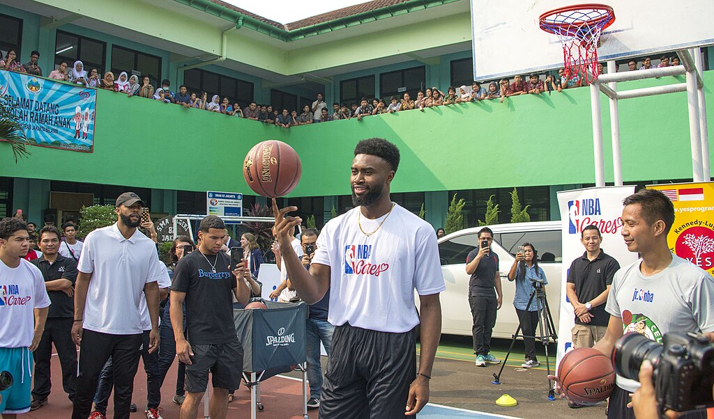 1024px-Pemain-Bola-Basket-NBA-dari-Amerika-Melatih-Pelajar-SMA-di-Jakarta-(42950705794)
